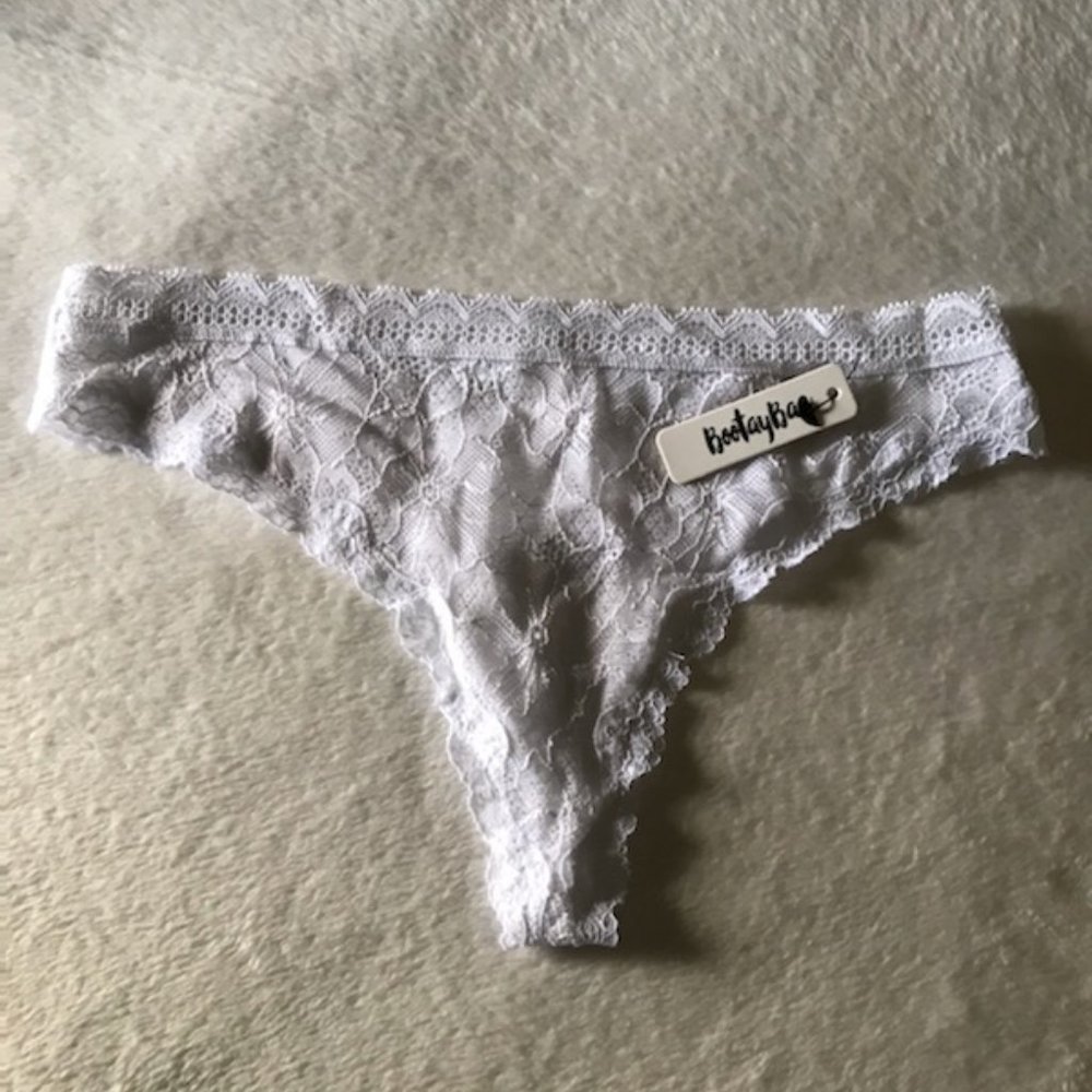 🍒NWT White Floral Lace Thong